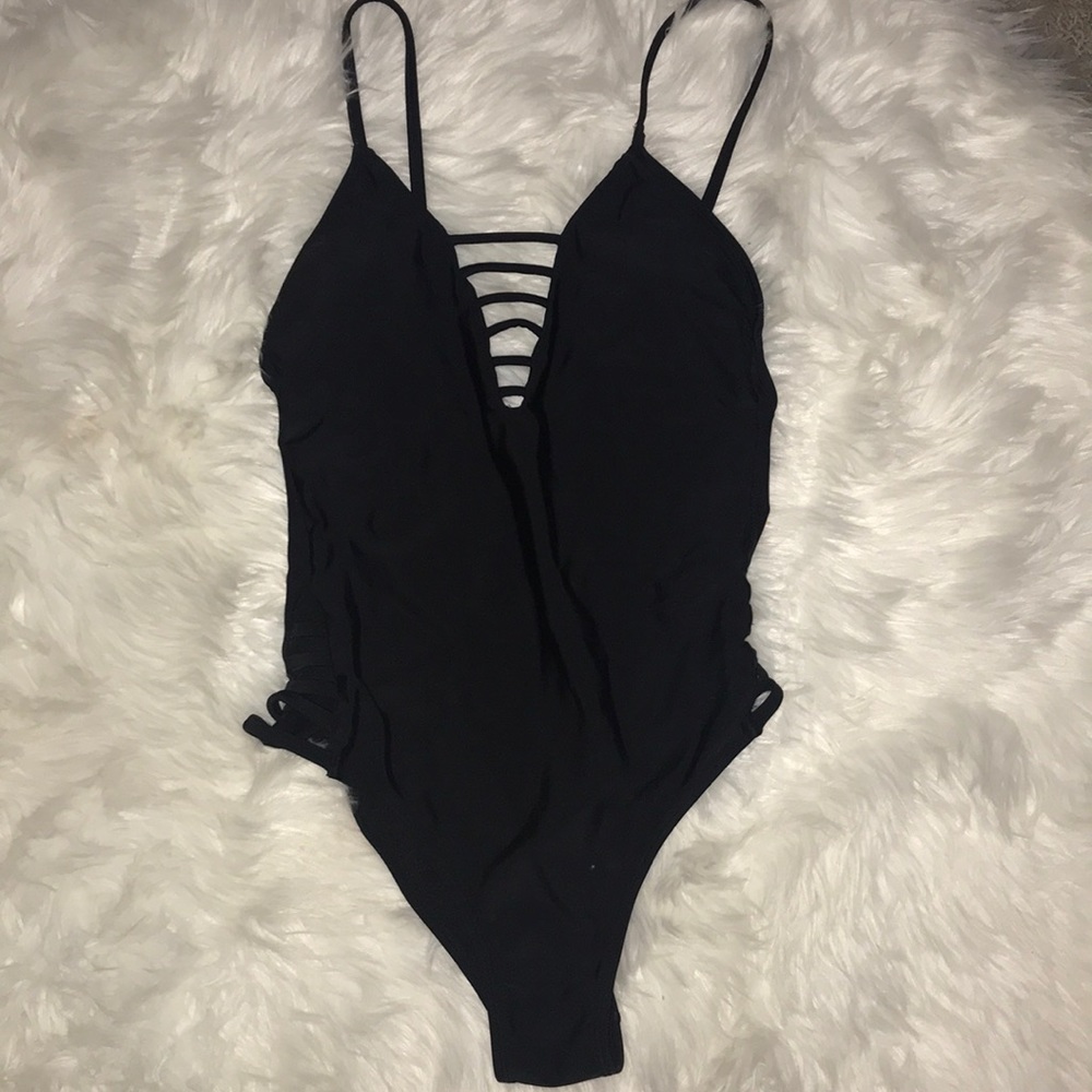 One piece black